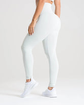 المنظر الخلفي لامرأة ترتدي بنطال ضيق ضيق باللون الرمادي الفاتح المغسول.